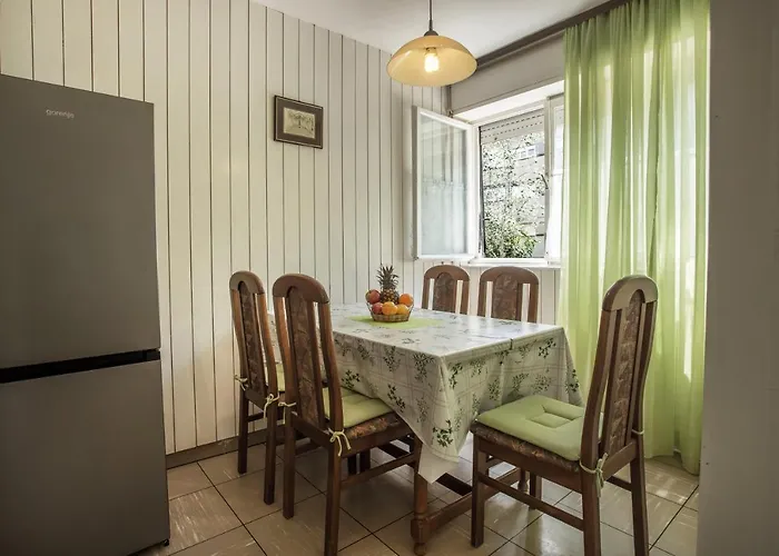 Jase Apartment Split